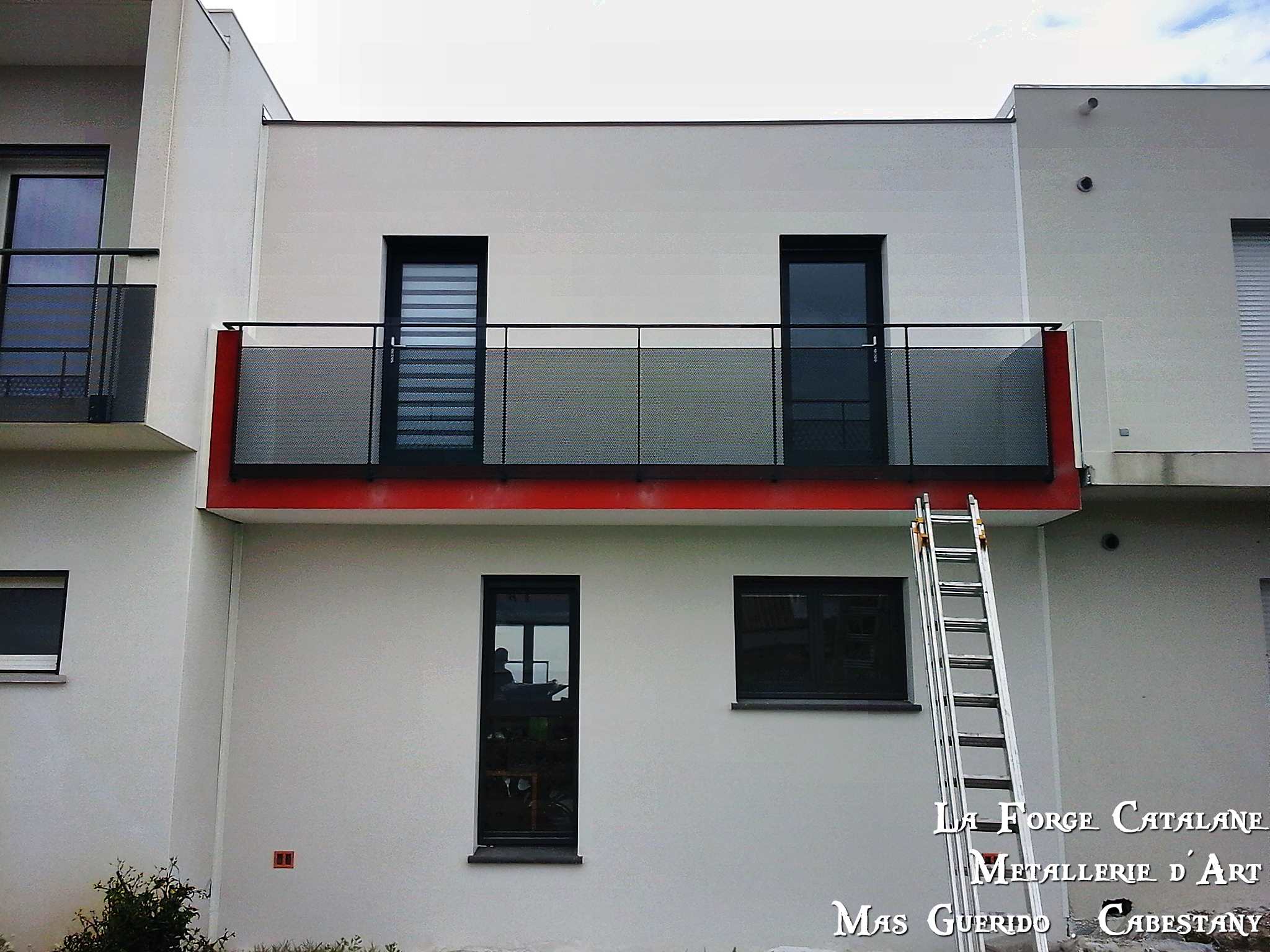 rambarde remplissage tole perforee resille trous ronds forge catalane 2.jpg